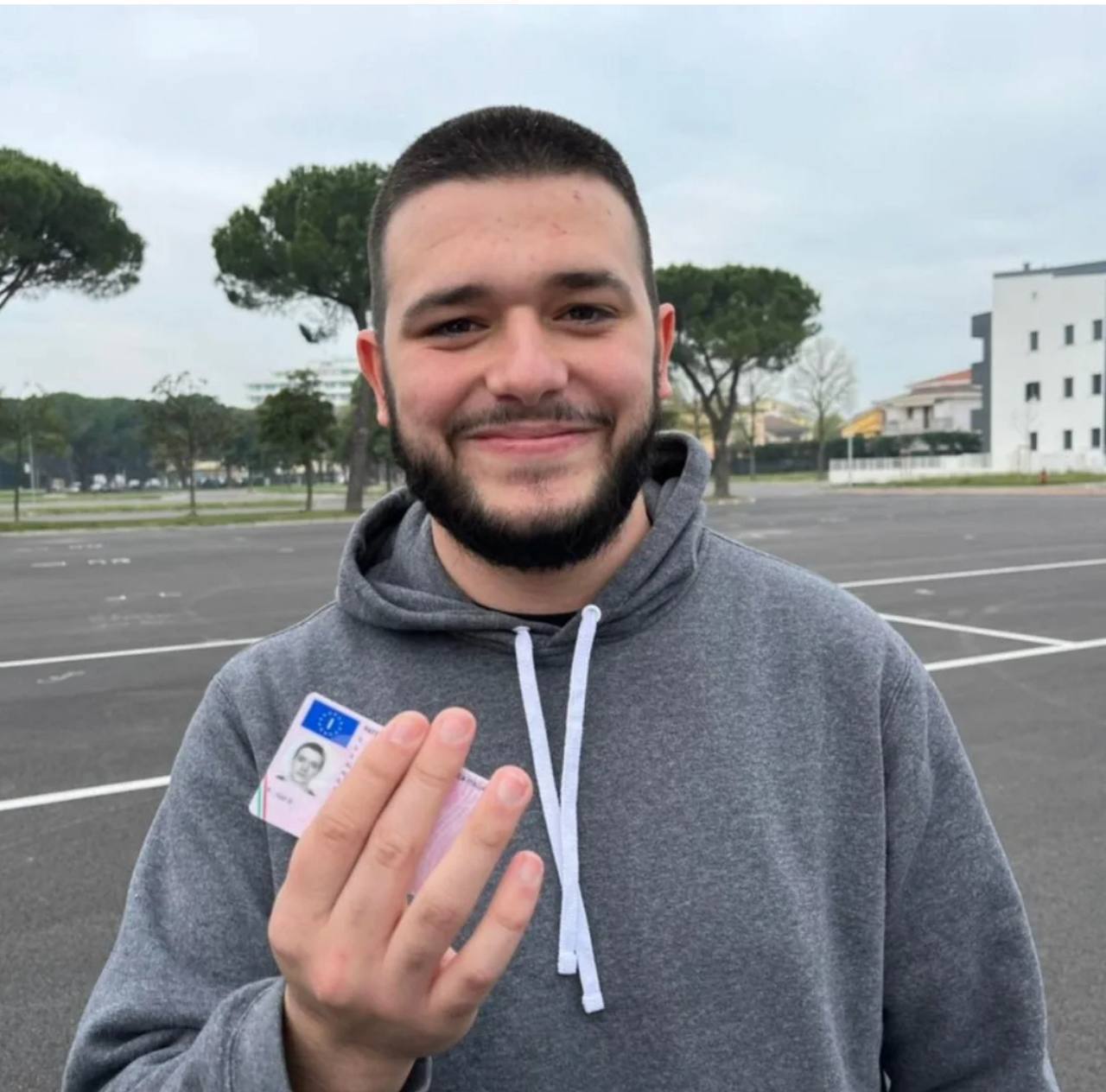 Studente alla guida sorridente